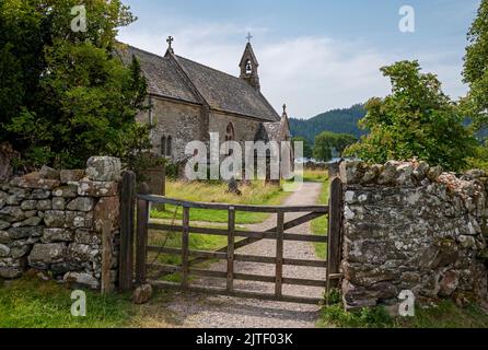 St. Begas Parish Church und Grabsteingräber Friedhof in der Nähe von Bassenthwaite Lake im Sommer Lake District National Park Cumbria England Großbritannien Stockfoto