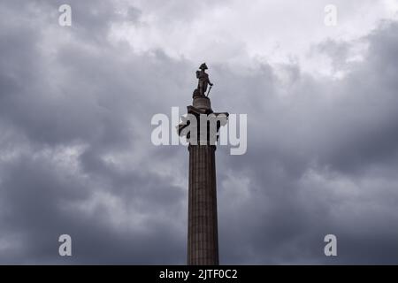 London, Großbritannien. 30.. August 2022. Dunkle Wolken sammeln sich über Nelson's Column auf dem Trafalgar Square. Kredit: Vuk Valcic/Alamy Live Nachrichten Stockfoto