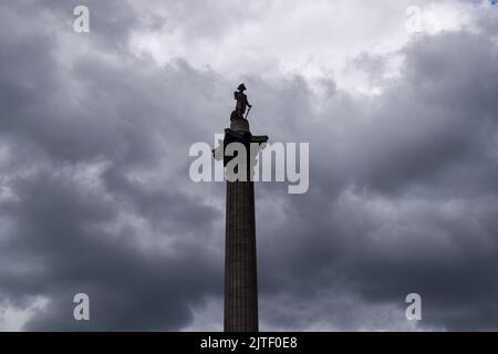 London, Großbritannien. 30.. August 2022. Dunkle Wolken sammeln sich über Nelson's Column auf dem Trafalgar Square. Kredit: Vuk Valcic/Alamy Live Nachrichten Stockfoto