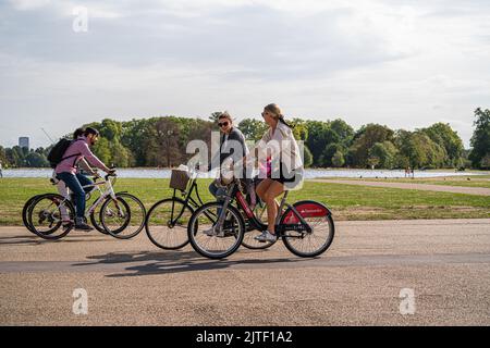 London, Großbritannien. 30. August 2022 im Hyde James Park London, der nach den jüngsten Regenfällen grüner aussieht, fahren Menschen bei Sonnenschein und genießen das milde Wetter. amer ghazzal/Alamy Live News Stockfoto