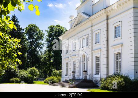 Schloss Uzutrakis. Kolonnadenvilla inmitten von Landschaftsgärten. Trakai, Litauen, 2. Juli 2022 Stockfoto