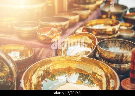 Schöne tibetische Schüssel bereit für meditative Musik. Stockfoto