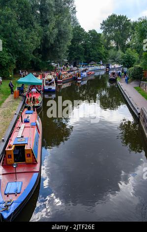 Boote, die an den Feierlichkeiten zum 250. Jahrestag der Eröffnung des Staffordshire und Worcestershire Canal bei Bratch Locks teilnehmen Stockfoto