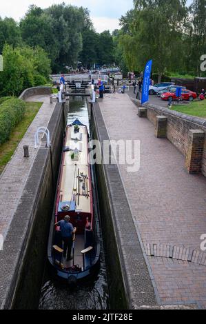 Boote, die an den Feierlichkeiten zum 250. Jahrestag der Eröffnung des Staffordshire und Worcestershire Canal bei Bratch Locks teilnehmen Stockfoto