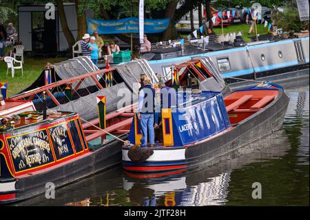 Boote, die an den Feierlichkeiten zum 250. Jahrestag der Eröffnung des Staffordshire und Worcestershire Canal bei Bratch Locks teilnehmen Stockfoto