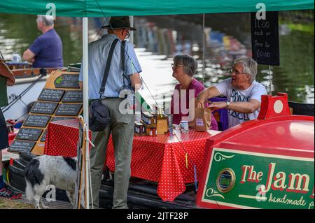 Boote, die an den Feierlichkeiten zum 250. Jahrestag der Eröffnung des Staffordshire und Worcestershire Canal bei Bratch Locks teilnehmen Stockfoto