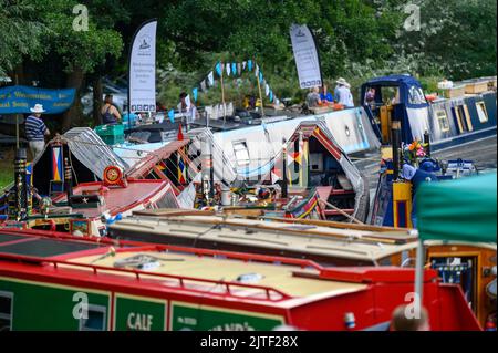 Boote, die an den Feierlichkeiten zum 250. Jahrestag der Eröffnung des Staffordshire und Worcestershire Canal bei Bratch Locks teilnehmen Stockfoto