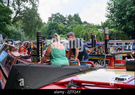 Boote, die an den Feierlichkeiten zum 250. Jahrestag der Eröffnung des Staffordshire und Worcestershire Canal bei Bratch Locks teilnehmen Stockfoto