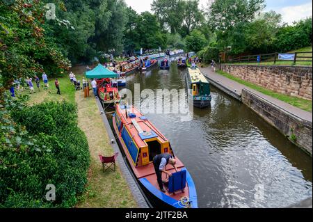 Boote, die an den Feierlichkeiten zum 250. Jahrestag der Eröffnung des Staffordshire und Worcestershire Canal bei Bratch Locks teilnehmen Stockfoto