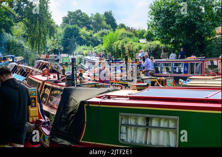 Boote, die an den Feierlichkeiten zum 250. Jahrestag der Eröffnung des Staffordshire und Worcestershire Canal bei Bratch Locks teilnehmen Stockfoto