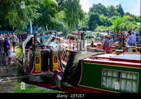 Boote, die an den Feierlichkeiten zum 250. Jahrestag der Eröffnung des Staffordshire und Worcestershire Canal bei Bratch Locks teilnehmen Stockfoto