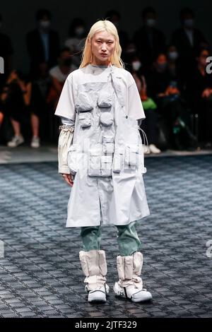 Tokio, Japan. 30. August 2022. Eine Modelmarke mit der Marke Hidesign geht während der Rakuten Fashion Week TOKYO Frühjahr/Sommer-Kollektion 2023 auf die Piste. Die Fashion Week läuft vom 29. August bis zum 3. September. (Bild: © Rodrigo Reyes Marin/ZUMA Press Wire) Stockfoto