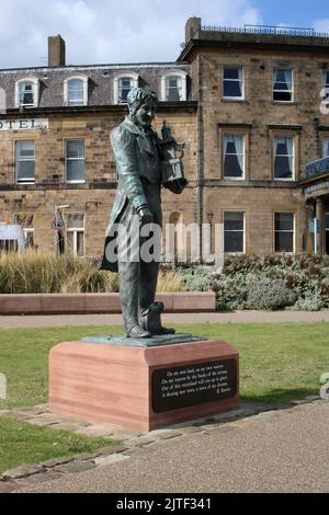 Blick auf die Sir Peter Hesketh Fleetwood Bronzestatue in Euston Gardens, Fleetwood, Lancashire mit dem berühmten North Euston Hotel im Hintergrund. Stockfoto