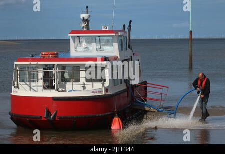 Wyre Rose, Knott End zur Fleetwood-Fähre über den Fluss Wyre, Lancashire von der Knott End-Fähre am 29.. August 2022 aus gesehen. Schlamm vom Steg reinigen. Stockfoto