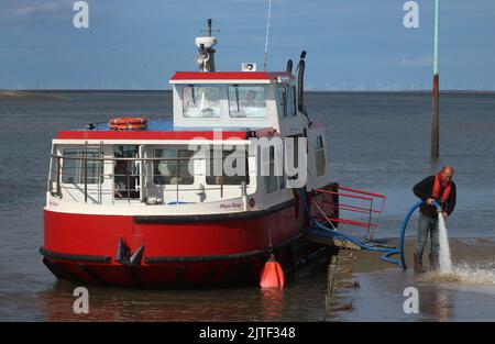 Wyre Rose, Knott End zur Fleetwood-Fähre über den Fluss Wyre, Lancashire von der Knott End-Fähre am 29.. August 2022 aus gesehen. Schlamm vom Steg reinigen. Stockfoto