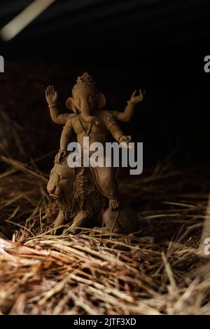 Nahaufnahme des unfertigen Lehmmodells von Lord Ganesha, der auf einem Löwen sitzt Stockfoto