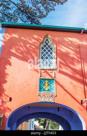 Detail des Haupttores in das beliebte Touristenresort Portmeirion mit seiner italienischen Dorfarchitektur in Gwynedd, Nordwales. Stockfoto