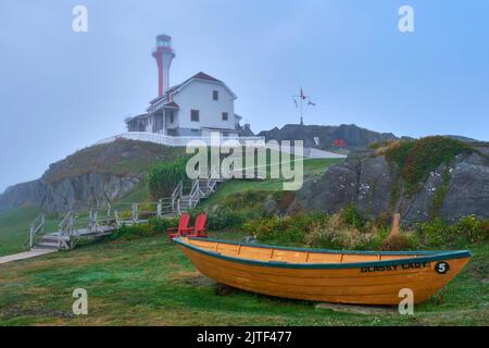 Der Leuchtturm am Kap Forchu Nova Scotia an einem nebligen Morgen. Stockfoto