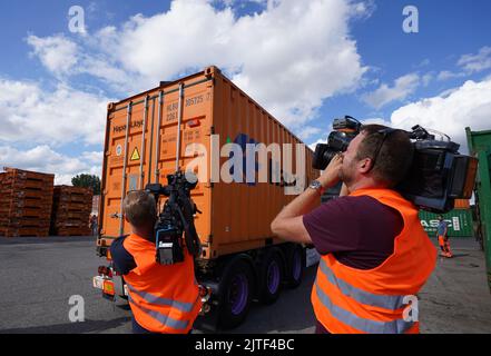 30. August 2022, Hamburg: Medienvertreter Filmen die Verladung des ersten Hapag-Lloyd Standardcontainers mit Live-Tracking-Ausrüstung im CMR-Depot (Container Maintenance Repair) im Hafen. Das erste dieser Geräte wird im CMR-Depot der Reederei auf sogenannten Trockencontainern installiert. Bis Ende 2023 wird der Großteil der Container von Hapag-Lloyd in ausgewählten Containerdepots in Nord- und Südeuropa, Asien und dem Nahen Osten mit diesen Geräten ausgestattet. Die Tracking-Geräte übertragen Daten wie Standort und Umgebungstemperatur von jedem Behälter in Echtzeit. Stockfoto