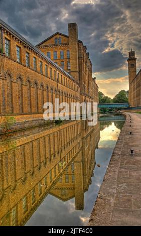 Salts Mill, Textilfabrik, von Leeds und Liverpool Canal, mit Reflexion, Saltaire, Shipley, Bradford, West Yorkshire, England, Großbritannien, BD18 3HU Stockfoto