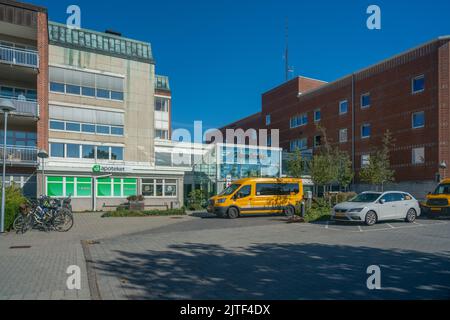Ystad, Schweden - 24, Aug 2022: Hauptgebäude und Eingang zum Krankenhaus mit einem Transporter, der vor dem Hotel geparkt ist Stockfoto