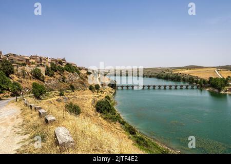 Brücke über den Stausee Linares del Arroyo im mittelalterlichen Dorf Maderuelo. Segovia. Spanien. Europa. Stockfoto