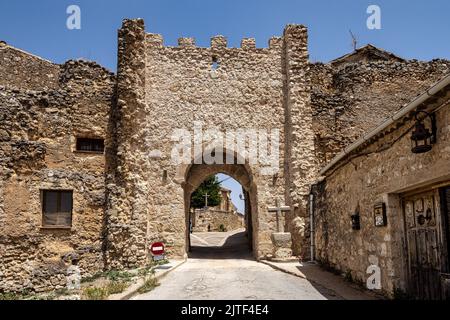 Mittelalterliches Dorf mit Steinhäusern, Kopfsteinpflasterstraßen, alten Türen und Fenstern, Bögen und Mauern. Maderuelo in der Provinz Segovia Kastilien Leon Spanien Stockfoto