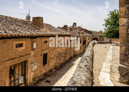 Mittelalterliches Dorf mit Steinhäusern, Kopfsteinpflasterstraßen, alten Türen und Fenstern, Bögen und Mauern. Maderuelo in der Provinz Segovia Kastilien Leon Spanien Stockfoto