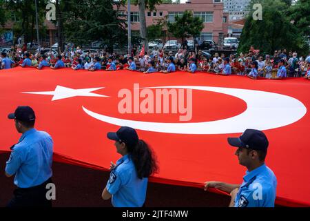 Istanbul, Türkei. 30. August 2022. Der 100.. Jahrestag des Siegestages vom 30. August wurde mit einer offiziellen Zeremonie und Paraden in der Vatan Street in Fatih, Istanbul, Türkei, gefeiert. Der Gouverneur von Istanbul, Ali Yerlikaya, der Armeekommandant Ali Sivri aus dem Jahr 1., der Bürgermeister von Istanbul, Ekrem Imamoglu, und viele Bürger nahmen an der Feier Teil. (Bild: © Tolga Ildun/ZUMA Press Wire) Stockfoto