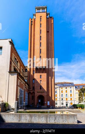 Wasserturm in Basel, Schweiz. Das alte Brauereigebäude Warteck nach der Renovierung wird nun für viele Zwecke genutzt. Werkraum steht für das Koop Stockfoto