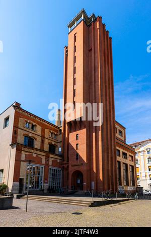 Wasserturm in Basel, Schweiz. Das alte Brauereigebäude Warteck nach der Renovierung wird nun für viele Zwecke genutzt. Werkraum steht für das Koop Stockfoto