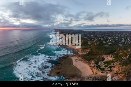 Eine Luftaufnahme der Mornington Peninsula in Richtung Point Nepean und Port Phillip Bay bei Sonnenuntergang in Victoria, Australien Stockfoto