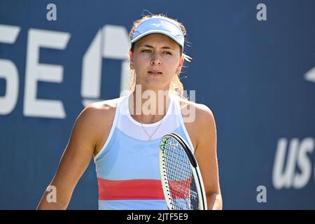 New York, USA. 29. August 2022. Die Belgierin Maryna Zanevska wurde während des Spiels zwischen der Belgierin Zanevska und der Amerikanerin Vandeweghe, in der ersten Runde des Damen-Einzelturniers, beim US Open Grand Slam Tennisturnier, in Flushing Meadow, in New York City, USA, am Montag, den 29. August 2022, in Aktion gezeigt. (Foto von Anthony Behar/Sipa USA) Quelle: SIPA USA/Alamy Live News Stockfoto