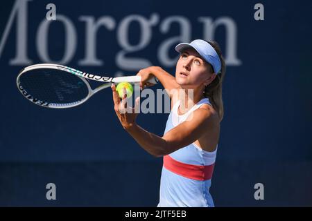 New York, USA. 29. August 2022. Die Belgierin Maryna Zanevska wurde während des Spiels zwischen der Belgierin Zanevska und der Amerikanerin Vandeweghe, in der ersten Runde des Damen-Einzelturniers, beim US Open Grand Slam Tennisturnier, in Flushing Meadow, in New York City, USA, am Montag, den 29. August 2022, in Aktion gezeigt. (Foto von Anthony Behar/Sipa USA) Quelle: SIPA USA/Alamy Live News Stockfoto
