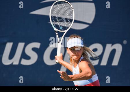 New York, USA. 29. August 2022. Die Belgierin Maryna Zanevska wurde während des Spiels zwischen der Belgierin Zanevska und der Amerikanerin Vandeweghe, in der ersten Runde des Damen-Einzelturniers, beim US Open Grand Slam Tennisturnier, in Flushing Meadow, in New York City, USA, am Montag, den 29. August 2022, in Aktion gezeigt. (Foto von Anthony Behar/Sipa USA) Quelle: SIPA USA/Alamy Live News Stockfoto