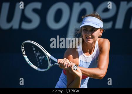 New York, USA. 29. August 2022. Die Belgierin Maryna Zanevska wurde während des Spiels zwischen der Belgierin Zanevska und der Amerikanerin Vandeweghe, in der ersten Runde des Damen-Einzelturniers, beim US Open Grand Slam Tennisturnier, in Flushing Meadow, in New York City, USA, am Montag, den 29. August 2022, in Aktion gezeigt. (Foto von Anthony Behar/Sipa USA) Quelle: SIPA USA/Alamy Live News Stockfoto