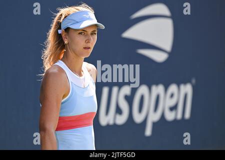 New York, USA. 29. August 2022. Die Belgierin Maryna Zanevska wurde während des Spiels zwischen der Belgierin Zanevska und der Amerikanerin Vandeweghe, in der ersten Runde des Damen-Einzelturniers, beim US Open Grand Slam Tennisturnier, in Flushing Meadow, in New York City, USA, am Montag, den 29. August 2022, in Aktion gezeigt. (Foto von Anthony Behar/Sipa USA) Quelle: SIPA USA/Alamy Live News Stockfoto