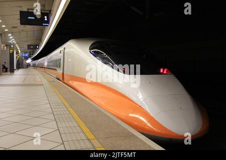 Taiwan High Speed Rail (THSR oder HSR) Zug in Zuoying, Kaohsiung, Taiwan. Stockfoto