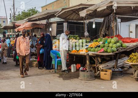 HARGEISA, SOMALILAND - 10. APRIL 2019: Blick auf einen Markt im Zentrum von Hargeisa, der Hauptstadt von Somaliland Stockfoto