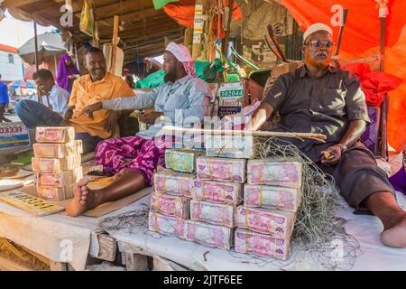 HARGEISA, SOMALILAND - 12. APRIL 2019: Geldwechsler im Zentrum von Hargeisa, der Hauptstadt von Somaliland Stockfoto