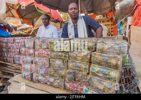 HARGEISA, SOMALILAND - 12. APRIL 2019: Geldwechsler im Zentrum von Hargeisa, der Hauptstadt von Somaliland Stockfoto