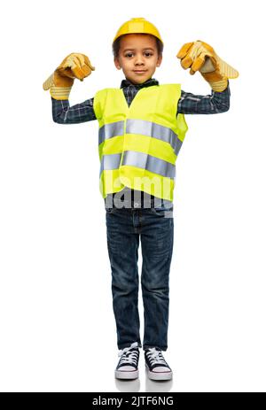 Kleiner Junge mit Handschuhen, Schutzweste und Helm Stockfoto