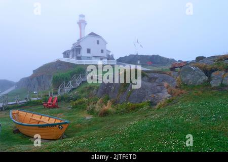 Der Leuchtturm am Kap Forchu Nova Scotia an einem nebligen Morgen. Stockfoto