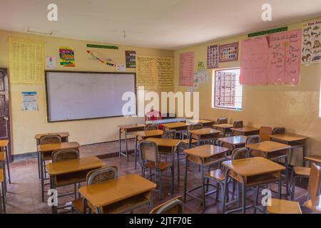 HARGEISA, SOMALILAND - 15. APRIL 2019: Innenraum eines Klassenzimmers einer Schule in Hargeisa, der Hauptstadt von Somaliland Stockfoto