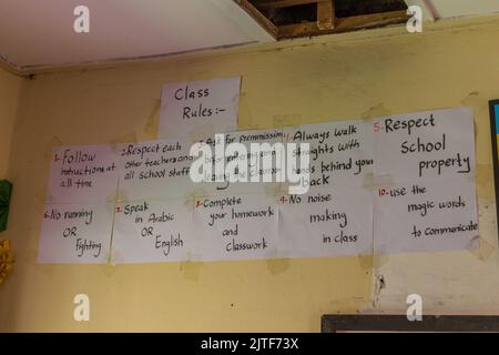 HARGEISA, SOMALILAND - 15. APRIL 2019: Klassenregeln einer Grundschule in Hargeisa, der Hauptstadt von Somaliland Stockfoto