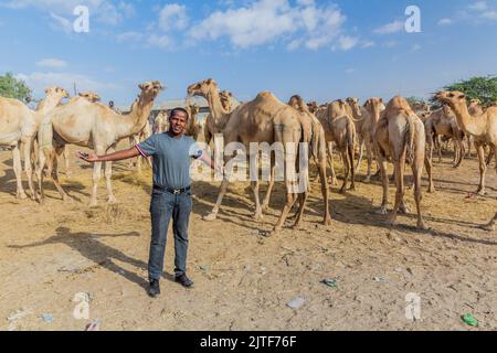 HARGEISA, SOMALILAND - 15. APRIL 2019: Einheimischer auf dem Kamelmarkt in Hargeisa, der Hauptstadt von Somaliland Stockfoto