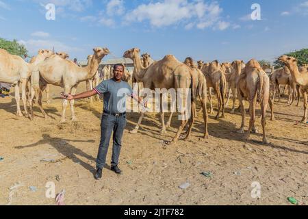 HARGEISA, SOMALILAND - 15. APRIL 2019: Einheimischer auf dem Kamelmarkt in Hargeisa, der Hauptstadt von Somaliland Stockfoto