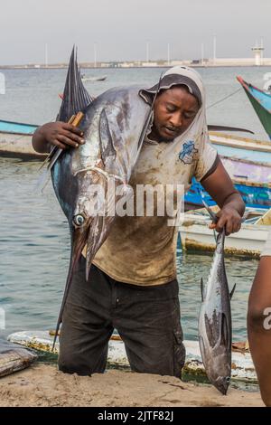 TADJOURA, DSCHIBUTI - 20. APRIL 2019: Fischer mit seinem Fang im Hafen von Tadjoura, Dschibuti Stockfoto