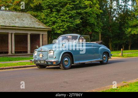 1951 50s Fifties Blue ROVER P4 2638cc Benziner Cabrio; Fahrzeuge, die auf der jährlichen Stanley Park Classic Car Show ankommen. Die Stanley Park Classics Yesteryear Motor Show wird von der Blackpool Vintage Vehicle Preservation Group, Großbritannien, veranstaltet. Stockfoto