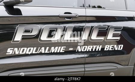 Snoqualmie, WA, USA - 20. August 2022; Word Police und Abteilungsname Snoqualmie North Bend auf Polizeiauto im Staat Washington Stockfoto